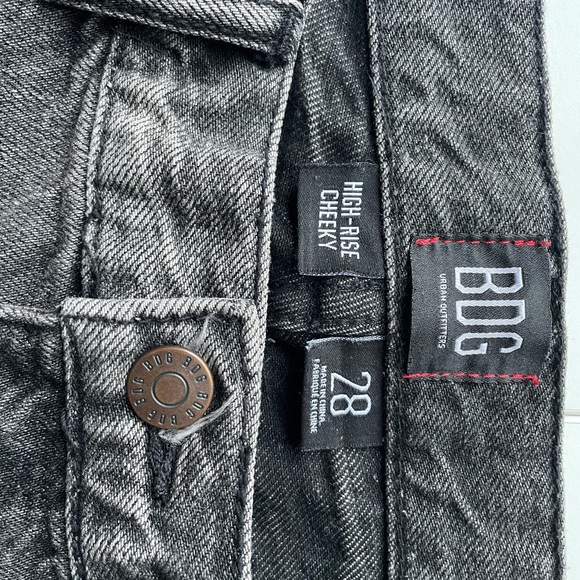 JEAN SHORT BUNDEL: BDG CHEEKY BLACK DENIM & LEVIS GIRLFRIEND WHITE SHORTS - Picture 3 of 8